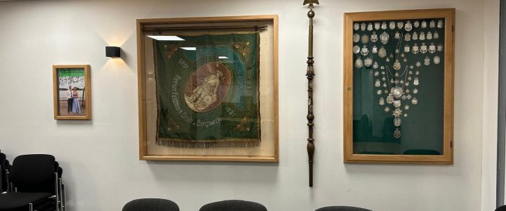 Historische Vereinsfahne & Königskette Historische Vereinsfahne & Königskette